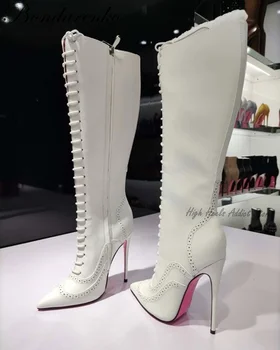 Белые сапоги до колена из лакированной кожи на шнуровке, женские черные ботинки на шпильке с острым носком, розовая подошва, дизайнерская обувь большого размера
